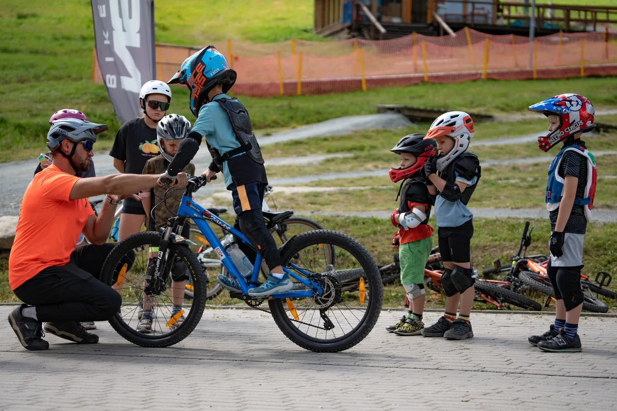 Certyfikowany trener MTB z dziećmi w kaskach i ochraniaczach